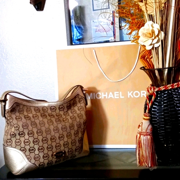Michael Kors Handbags - 🥰😍Michael Kors signature purse like new